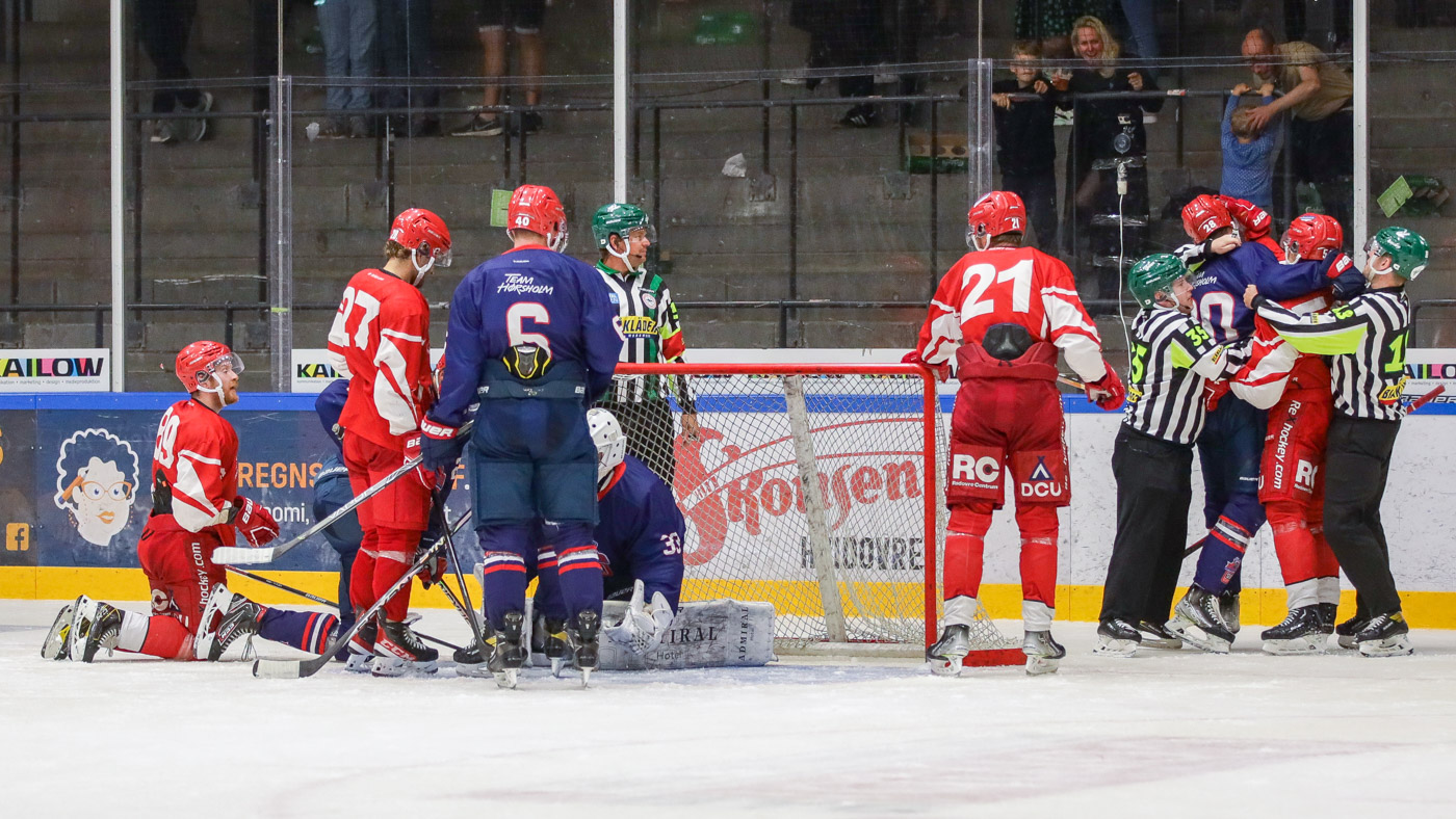 Publikum kunne fornøjes over den sædvanlige tænding mellem Rødovre og Rungsted. Foto: Steen Marcussen